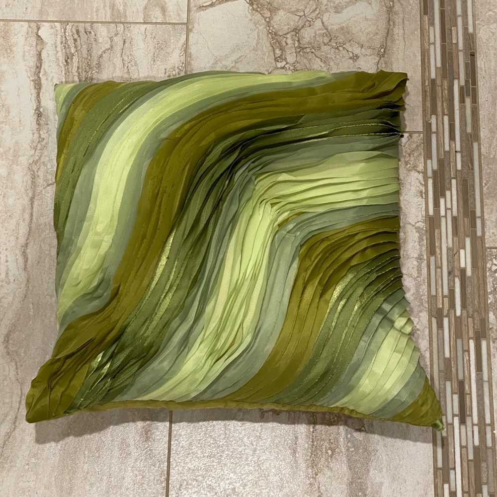 Pair of green wave ruffled pillows - Picture 5 of 9